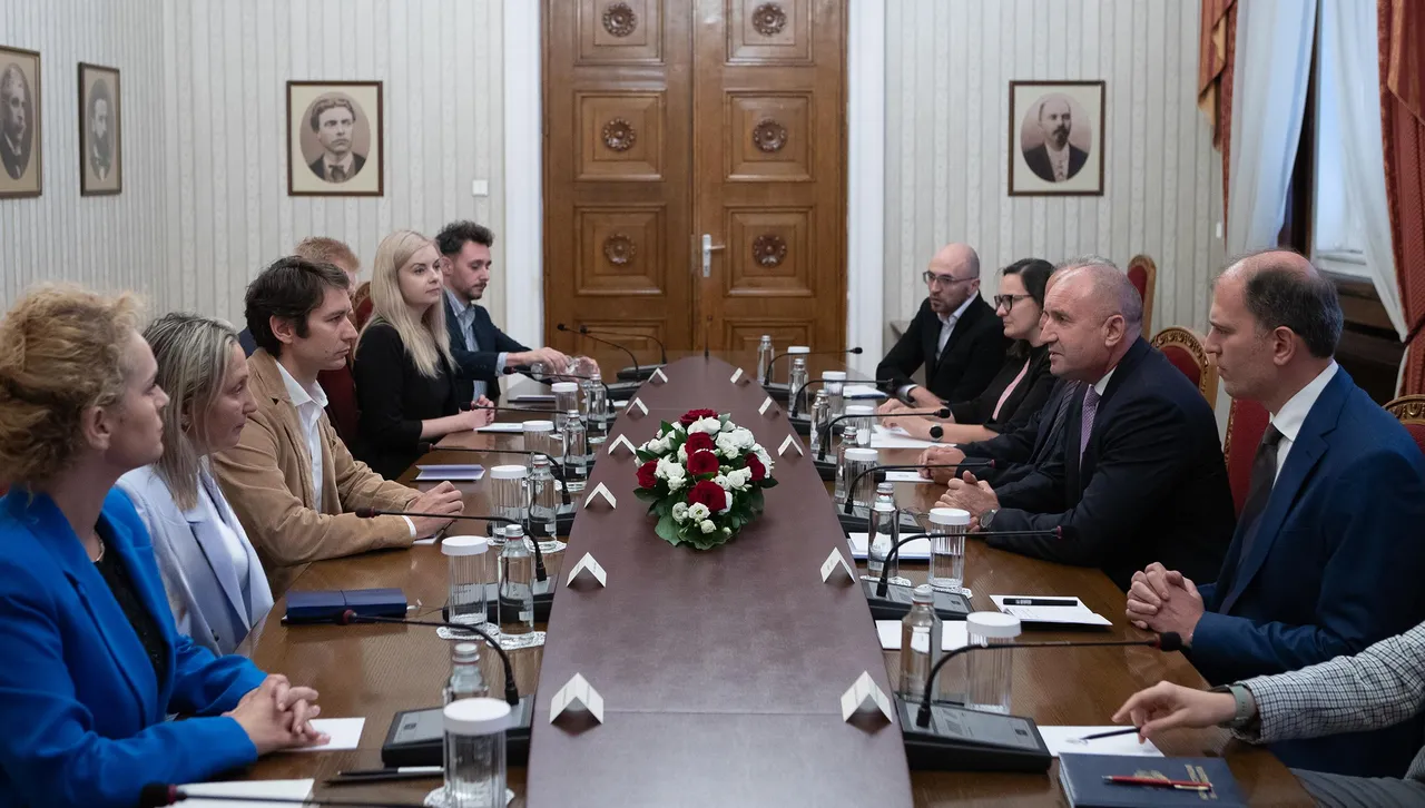 Радев се сети, че "свободните и независими медии са ключови за демократичното развитие"