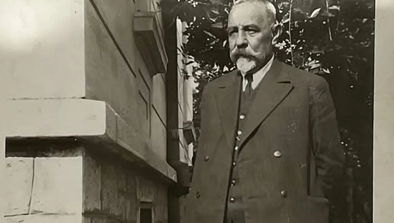 „Войводата на палавниците“ чете първи Манифеста за Независимостта, връчва го на Фердинанд и застава до царя