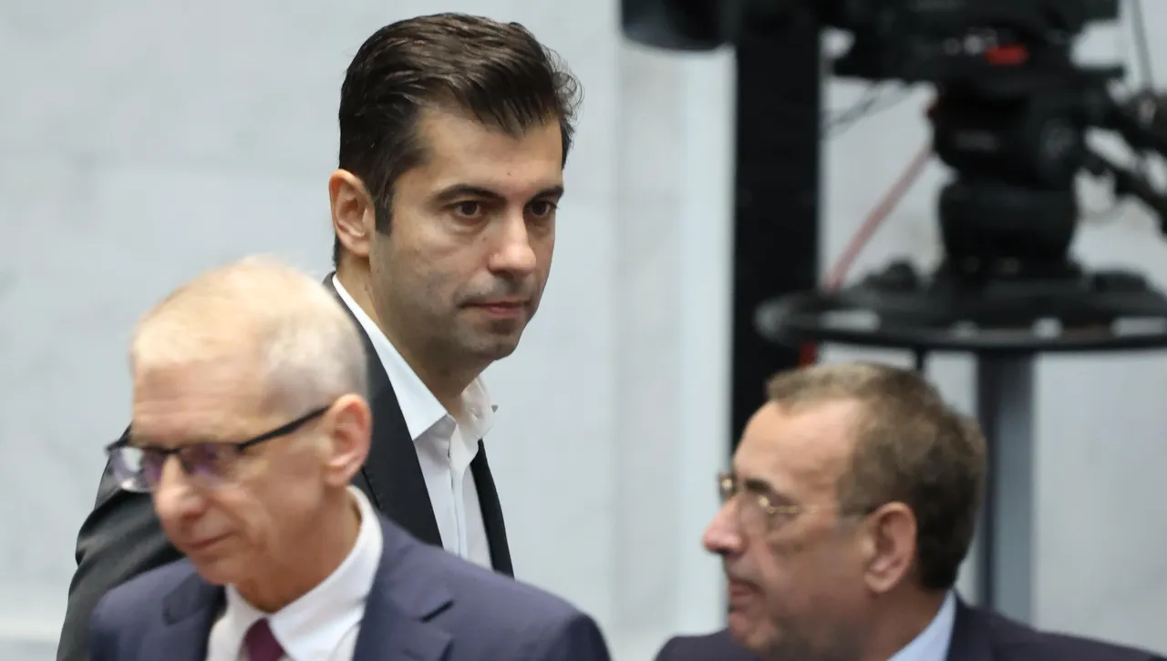 Кирил Петков пита премиера: Защо България отсъства от Съвета на външните министри след кървавата атака в Суми