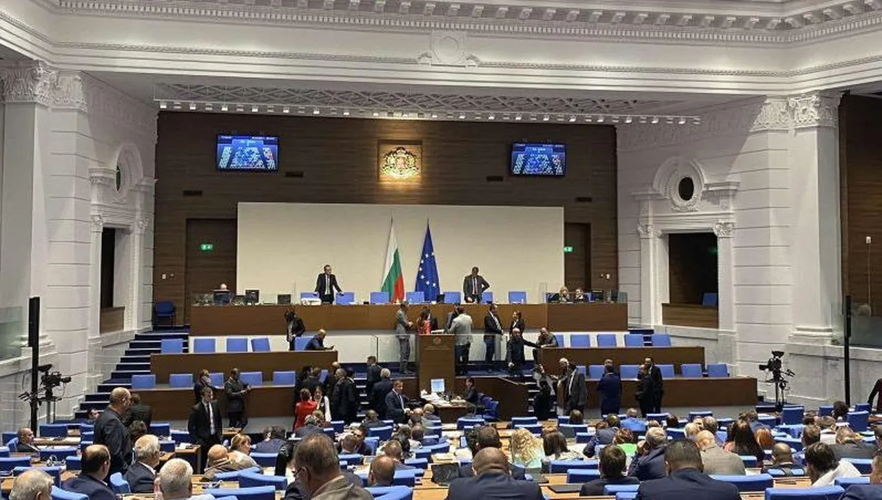 Парламентът преодоля ветото на Радев, приеха отново промените в закона, свързан с „Лукойл”