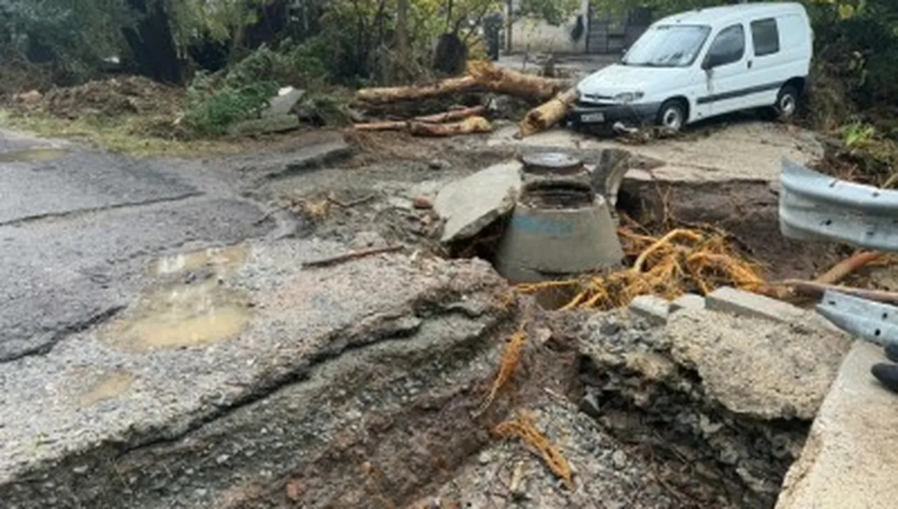 Мабащно наводнение в Бургас: Пропадна мост и затвориха пътища  