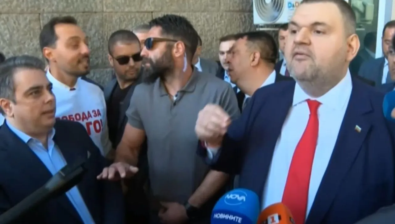 Остри реплики пред парламента: Пеевски - ще правя държава с главно "Д", Василев - хората не понасят това правителство