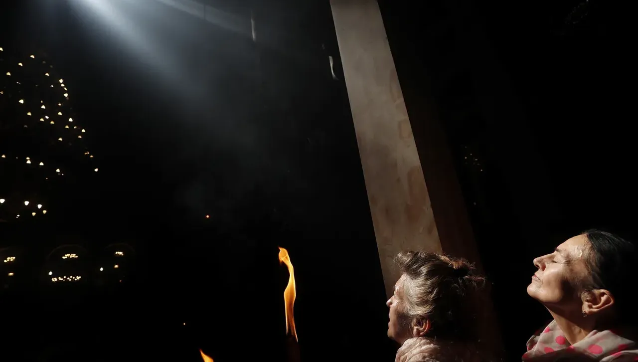 Благодатният огън слезе в храма на Гроба Господен в Йерусалим