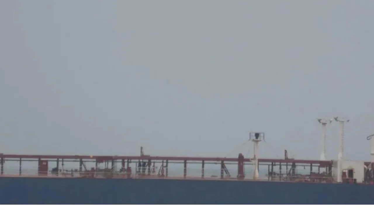 В Ахтопол скали се свлякоха в морето до крайбрежната алея, жители протестират