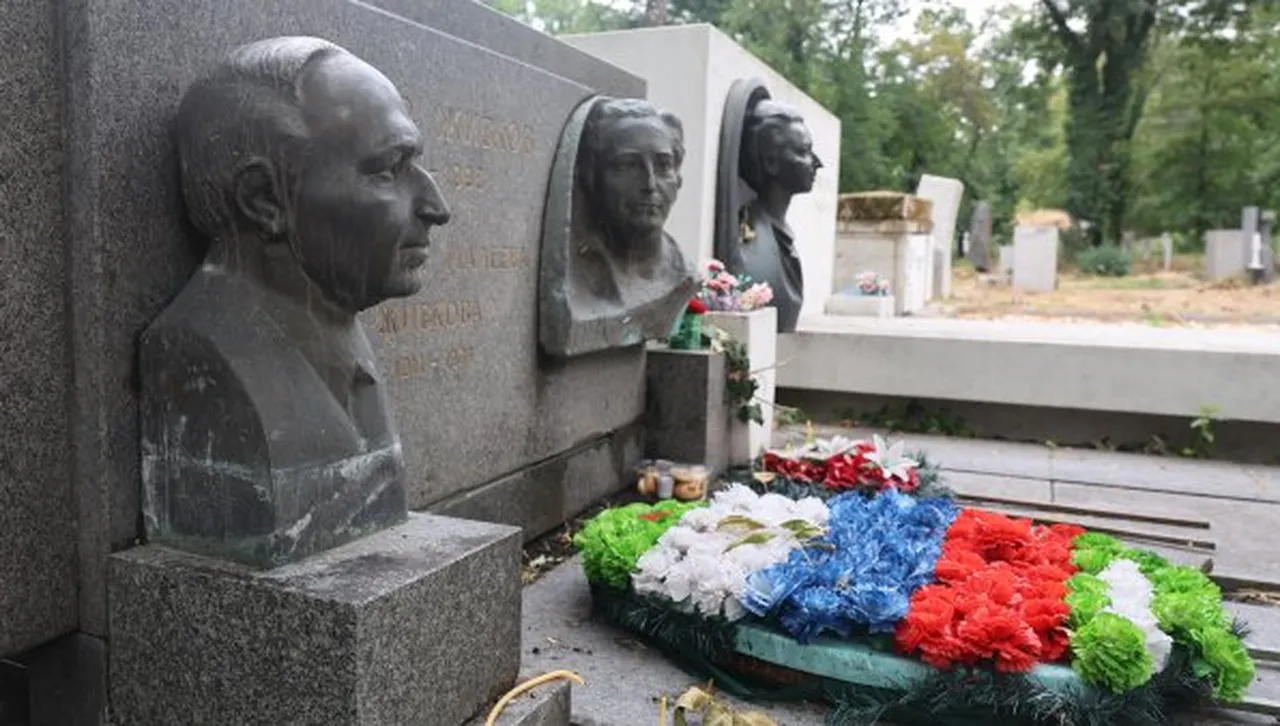 Венец с руското знаме на гроба на диктатора Живков