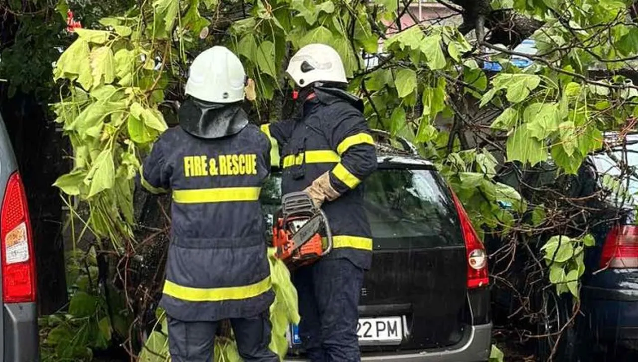 Пороят в Пловдив: Наводнени са части от града, затвориха кръстовище 