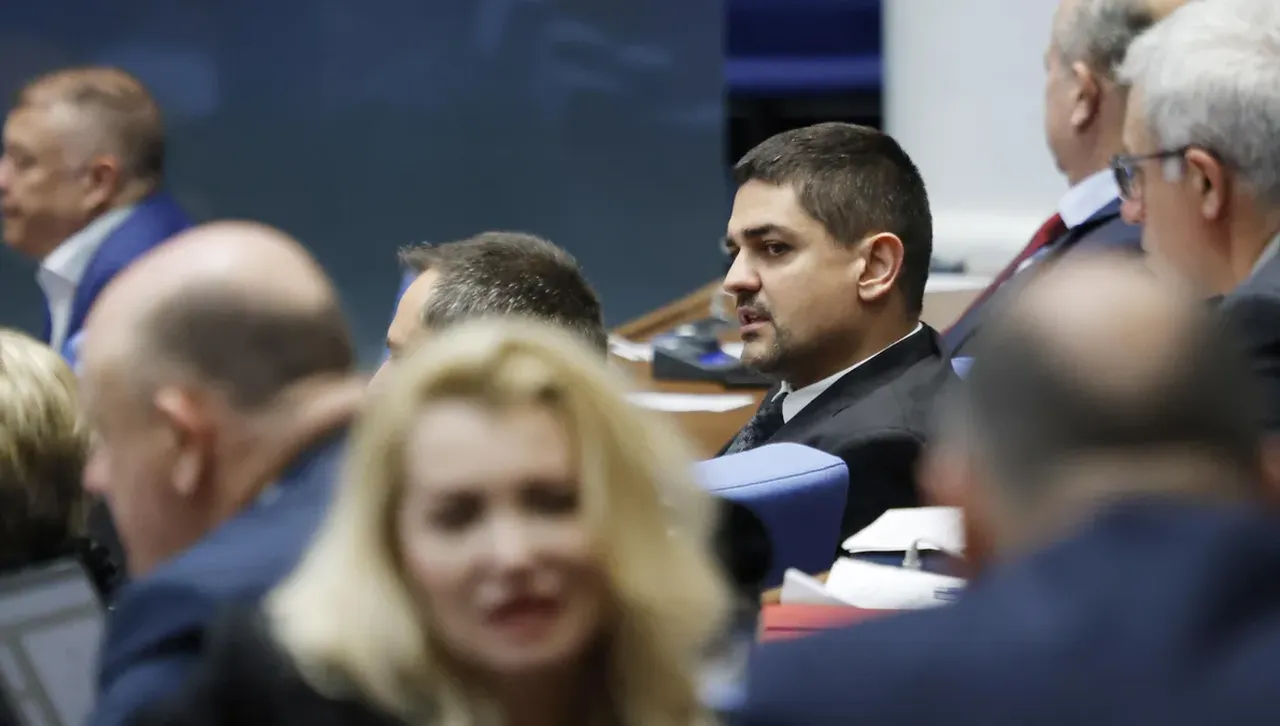 6 часа тече дебатът по петия вот на недоверие за завладяната държава