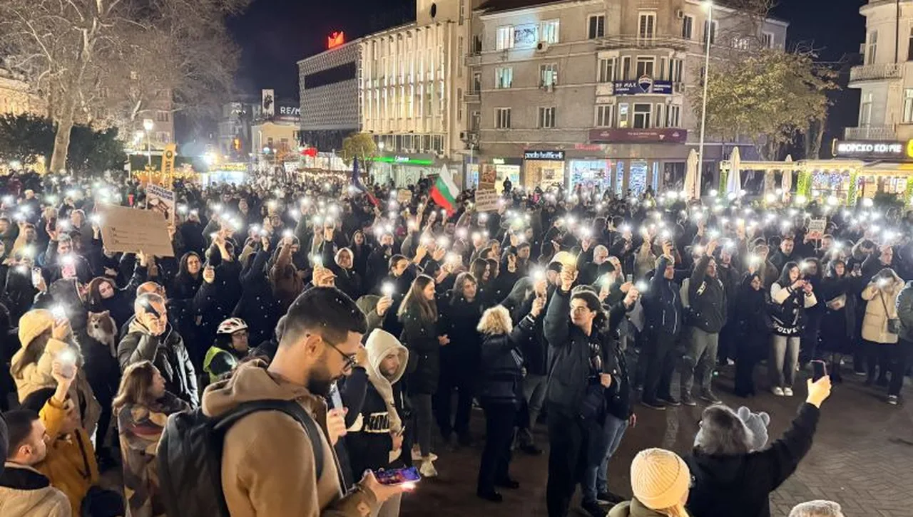 Демонстранти изпълниха улици в Пловдив Варна Стара Загора Велико Търново