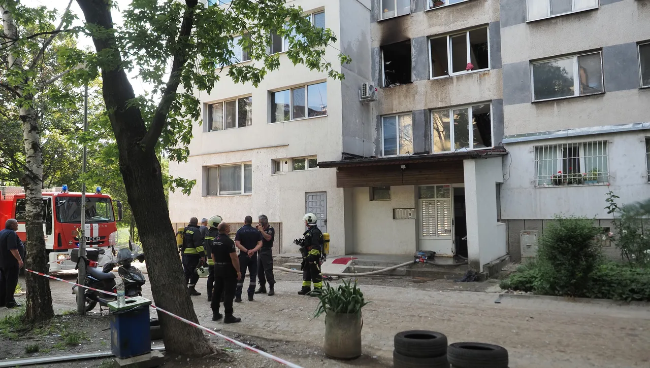 На място веднага са изпратени четири екипа на пожарната за