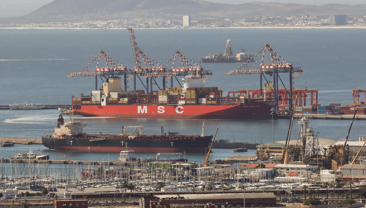 Петролът поевтиня рязко след като американските ВМС ескортираха танкер през Ормузкия проток