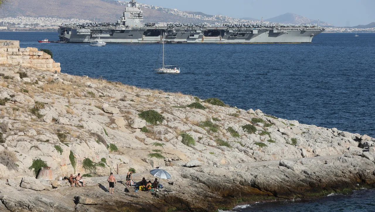 Най-големият самолетоносач на САЩ пристигна във военната база на НАТО в Крит