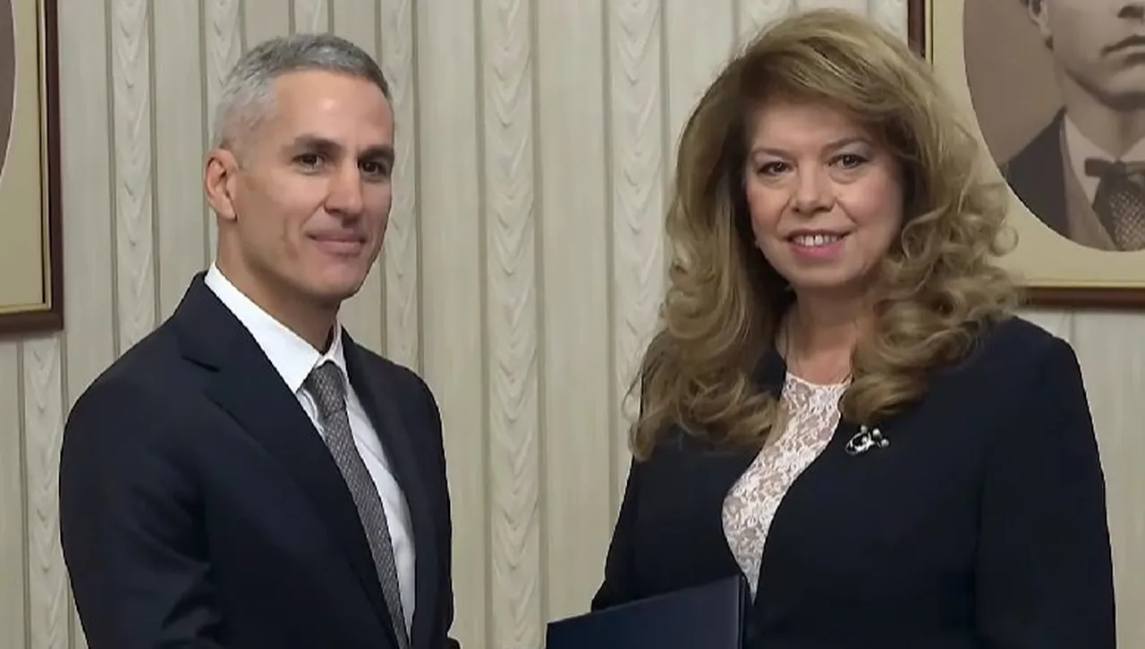 Президентът Йотова връчи мандата за съставяне на правителство на подуправителя