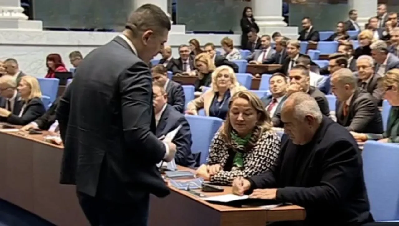 Борисов подкрепи ПП-ДБ за оставката на Антон Славчев - гарантира я с подписа си