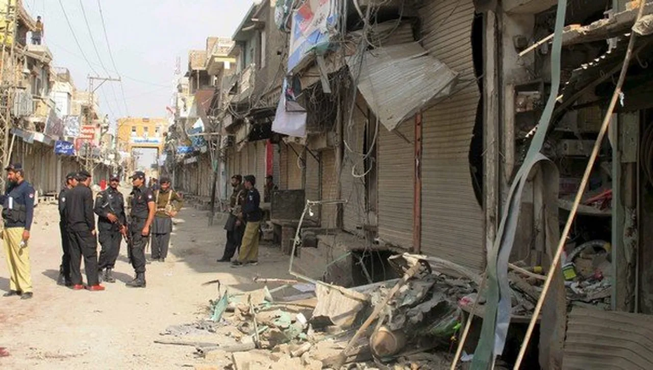 Самоубийствен атентат в Исламабад уби 12 души и рани 27 