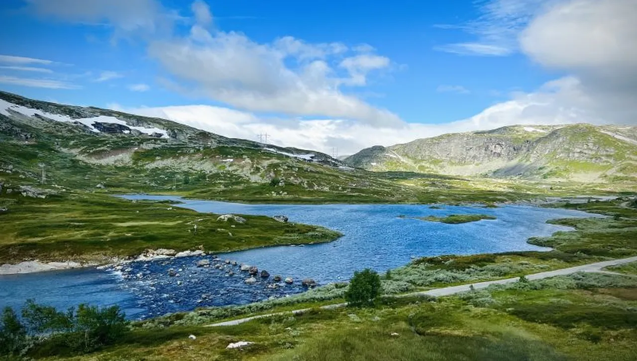 Облаци закриват слънцето, но дъждовете са кратки и предимно на изток