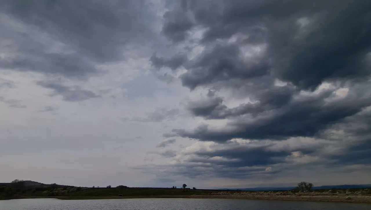 Облачно, но топло за сезона, преваляванията намаляват, остават най-вече на запад