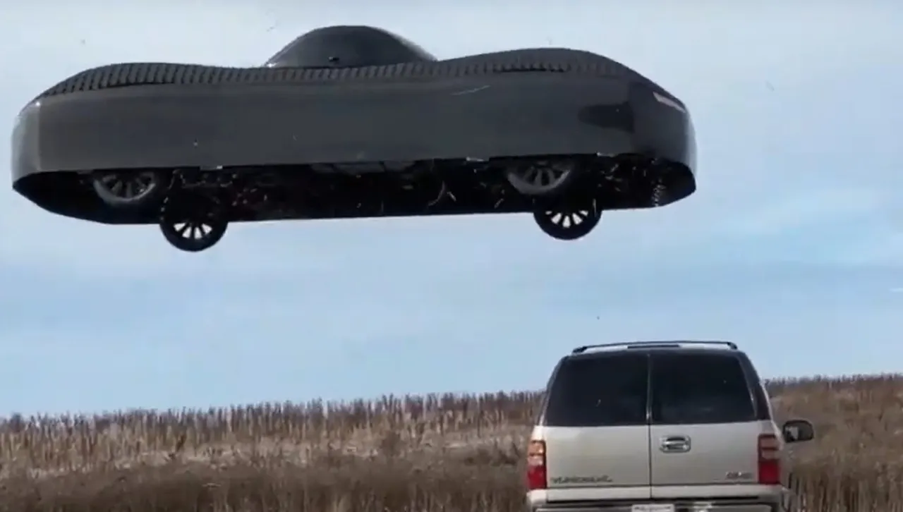 Първата летяща кола в света започва тестови полети в Силициевата долина