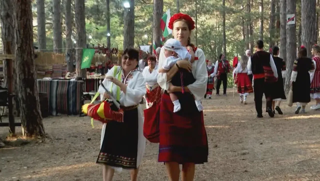 Фестивал на фолклорната носия в Жеравна: Хиляди се потопиха във вълнението на празника