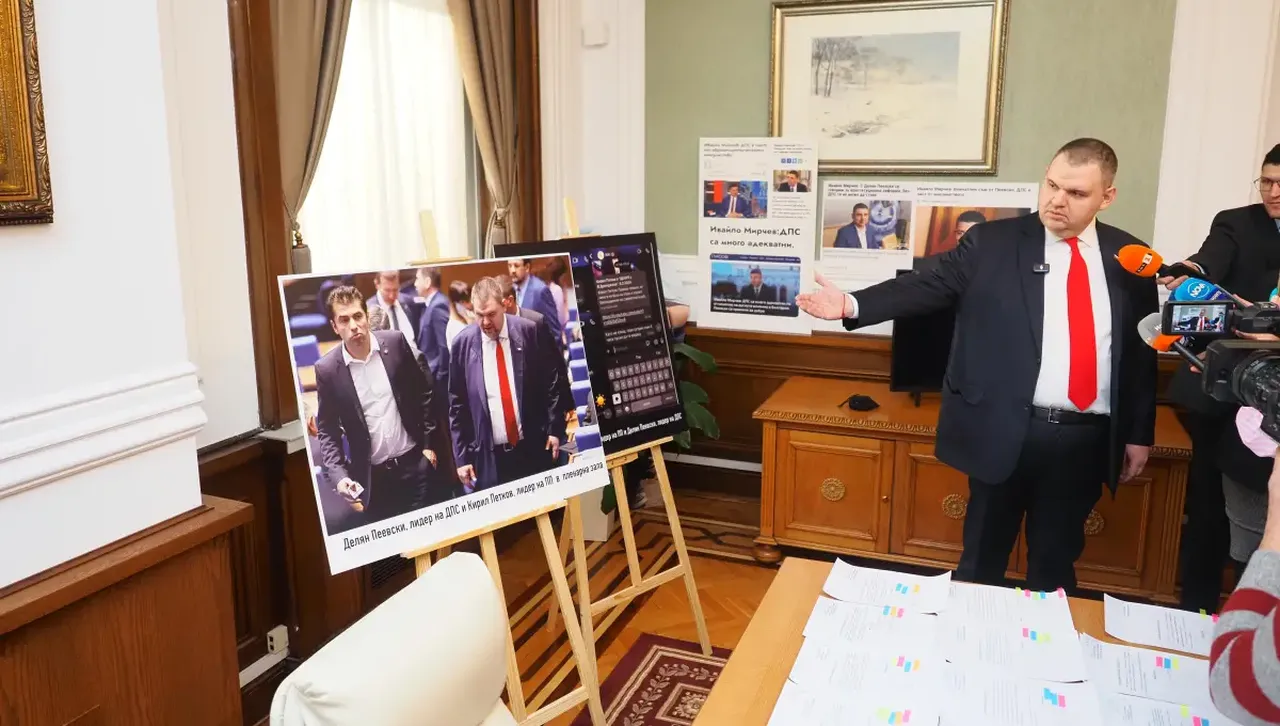 В кабинета си лидерът на ДПС Ново начало е показал