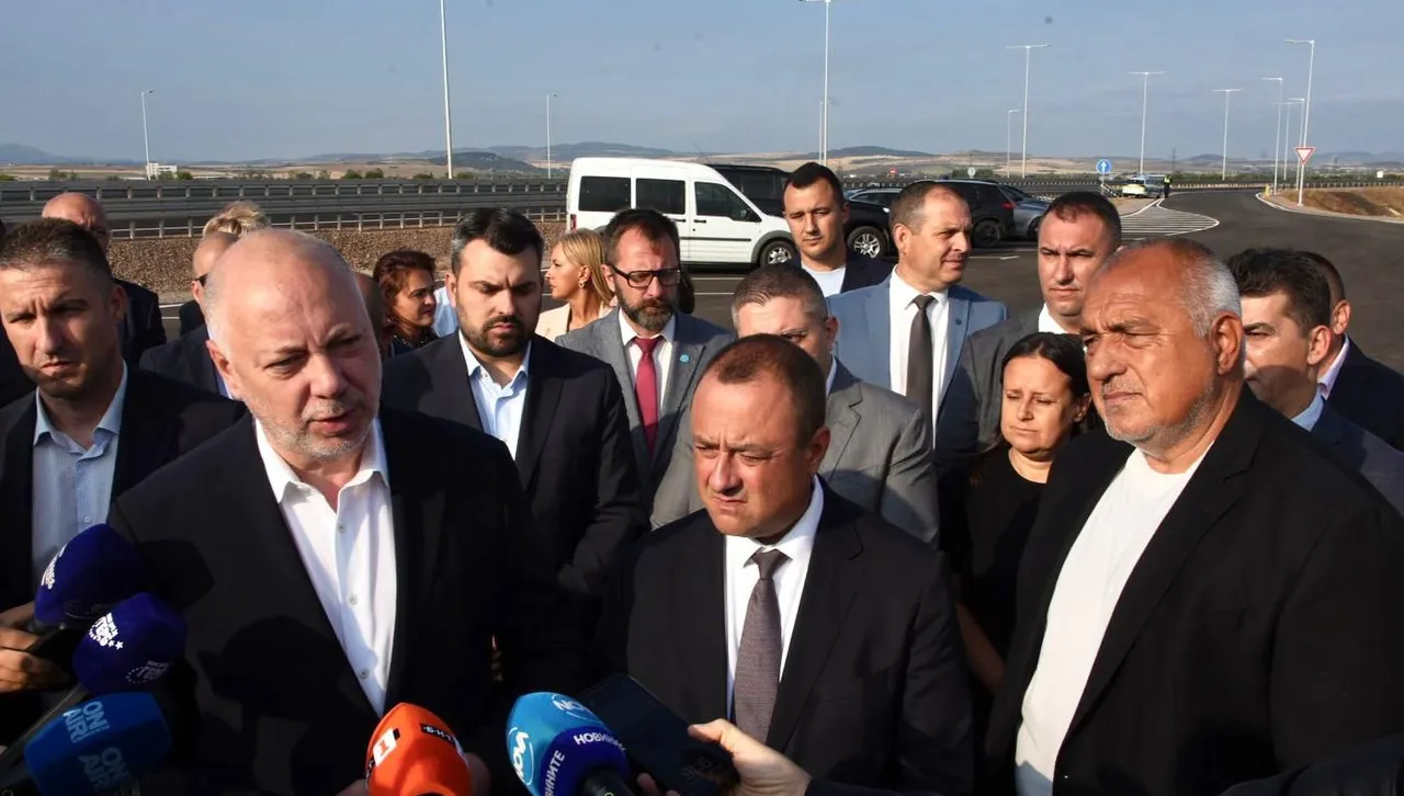 Желязков: Докато правителството се ползва с доверие, ще продължава да работи