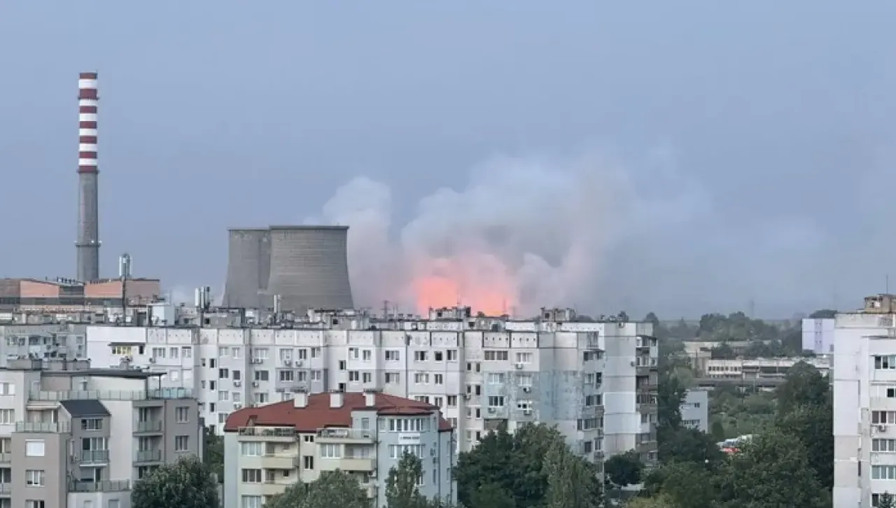Пожар бушува в ТЕЦ "София"
