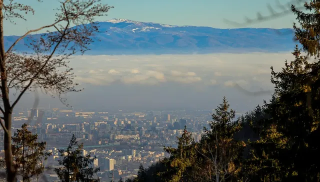 Слънце с разкъсана висока облачност над България, затопля се