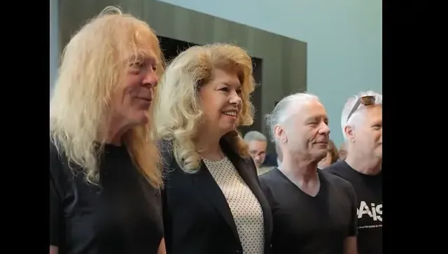  Делегация на  „Звяра"!  Iron Maiden вкараха в когнитивен дисонанс Йотова и ко