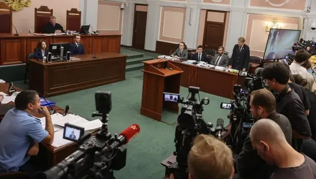 Арестуваха десетки привърженици на „Яблоко“ пред сградата на Върховния съд в Москва