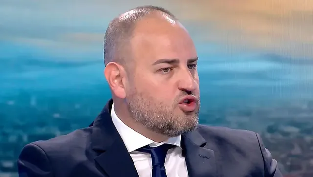 Петър Стойчев се оправдава за флирта с Радев: Плуването в открити води е по-екстремно от това да си политик в България