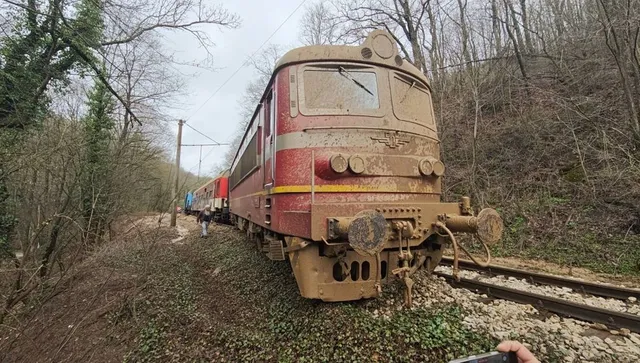 Свидетел: Пътниците от влака Русе - Стара Загора се разминаха на косъм от неописуема трагедия, транспортното министерство мълчи