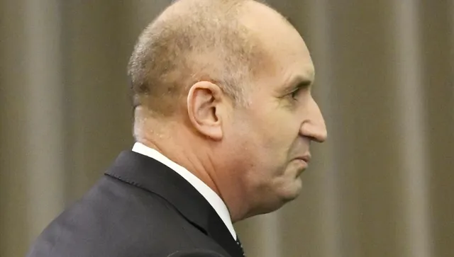 Радев е глобен в изборния ден - за неправилно паркиране на тротоар