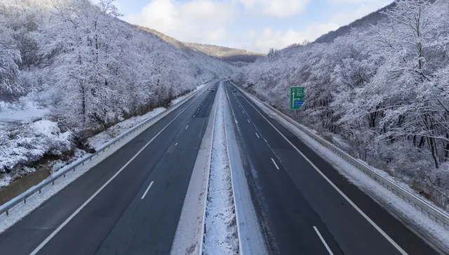 АПИ предупреди: Утре 13 области са с жълт код - виелици и преспи по пътищата