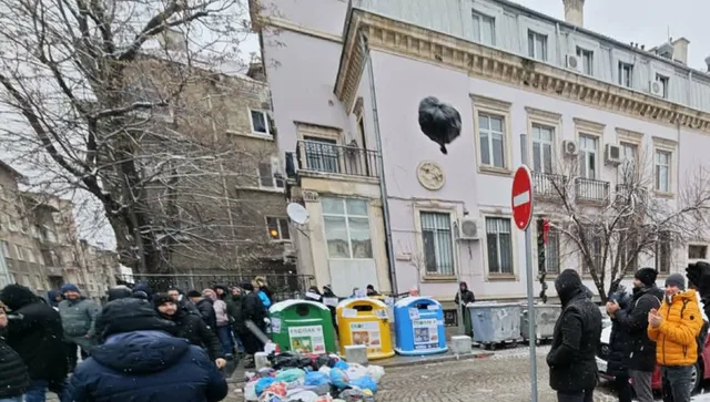 Гневни софиянци изхвърлиха пред кметството боклук за Терзиев