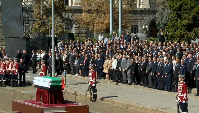 Многохилядно множество, военен кортеж, топовни салюти – България посрещна и почете своя цар Самуил   
