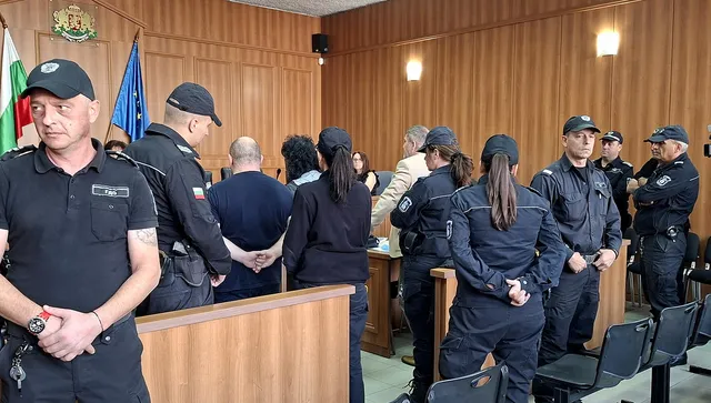 С белезници докараха в съдебна зала в Пловдив  лекари, замесени в източване на НЗОК