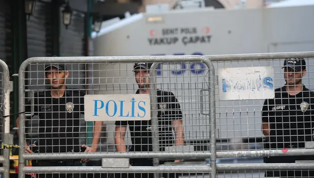 Хиляди учители протестират в Турция заради жертвите от стрелбите в училищата