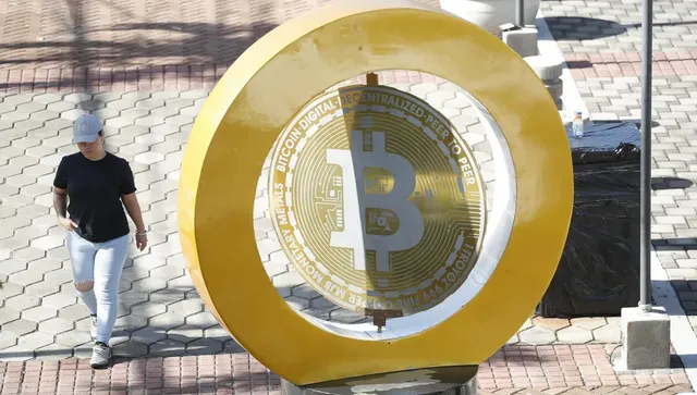 Биткойнът отново падна под психологическата граница от 80 000 долара