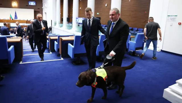 За първи път: Незрящ депутат с куче влиза в 52-рото Народно събрание