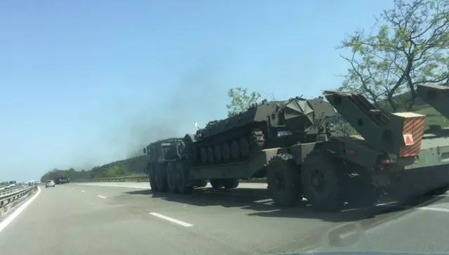 Военна техника се движи по пътищата на страната
