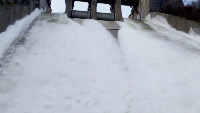 Критична ситуация: Язовир "Александър Стамболийски" прелива