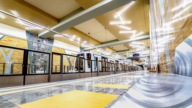 Млад мъж скочи на релсите на столичното метро 