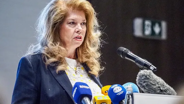 Йотова поучава дипломатите у нас: Четете Конституцията, а не правете отстъпления!