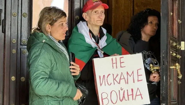 Копейки от “Възраждане”  блокираха входа на Министерски съвет, адвокатстват на Иран