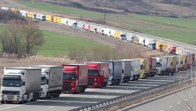 Километрична опашка от ТИР-ове блокира ГКПП" Капитан Андреево"