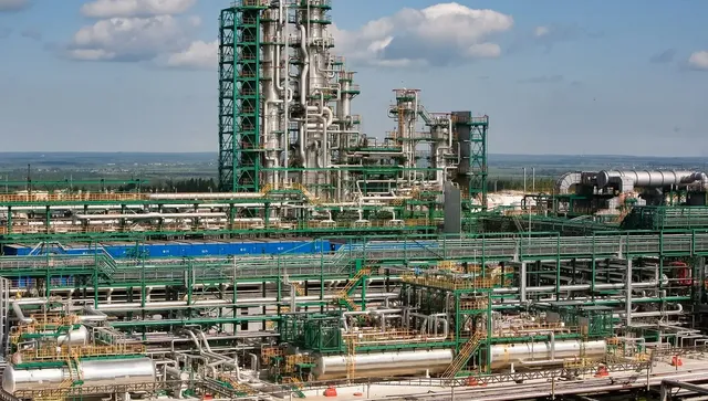 Пожар в „Славнефт-ЯНОС“, една от най-големите рафинерии в Русия