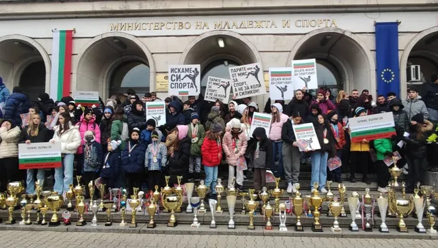 Стотици деца и треньори изразиха възмущение с протест срещу Федерацията по кикбокс 