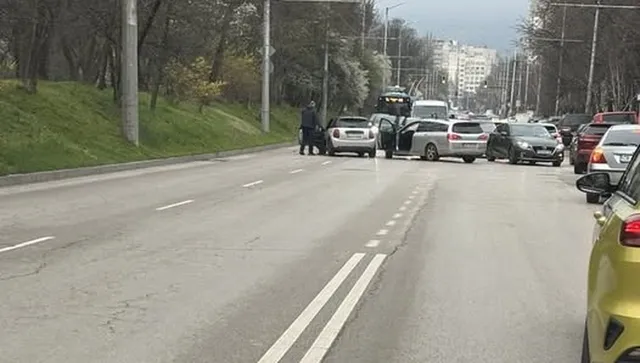 Тежка катастрофа с електричка в столицата причини огромно задръстване