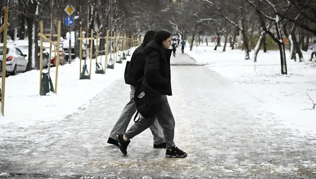 "Черен лед" по пътищата: Ледът затруднява коли и пешеходци