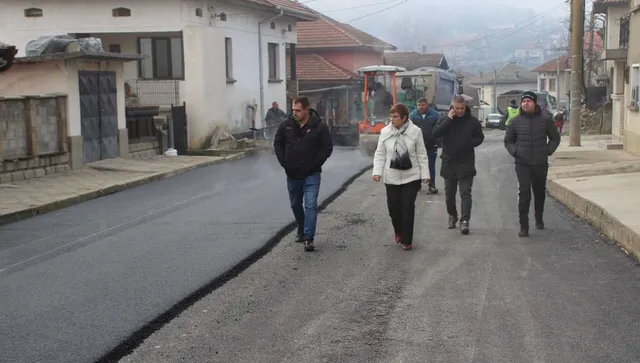 Кметът на Тетевен инспектира асфалтирането на ул. „Георги Бенковски“ в с. Галата