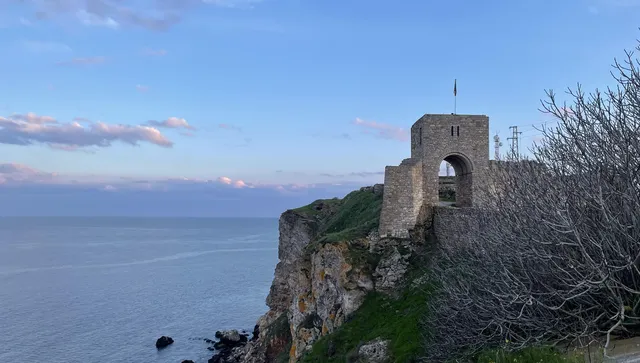 Три кораба на ВМС се осъществили операцията по спасяване на моряците от поразения контейнеровоз